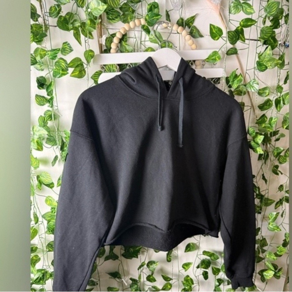 Elegant Black Cropped Hoodie Sweater